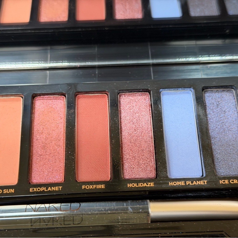 Urban Decay Eyeshadow Palette — Peach, Gold, Coral, Blue, Purple Shades - Picture 5 of 16